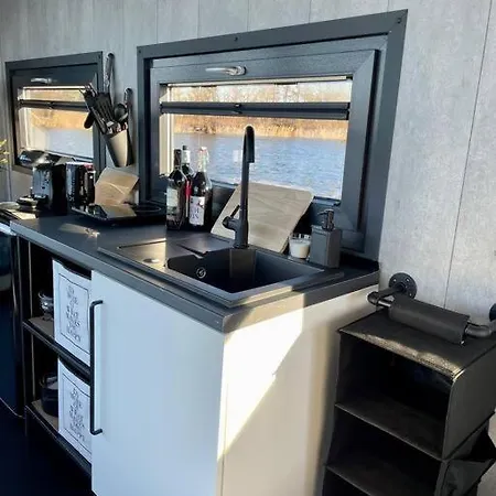 보트호텔 Unique Water Tiny Hausboot Fuer 2 Personen 자흐데니크