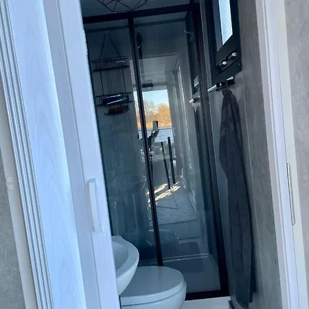 Unique Water Tiny Hausboot Fuer 2 Personen Båthotell *