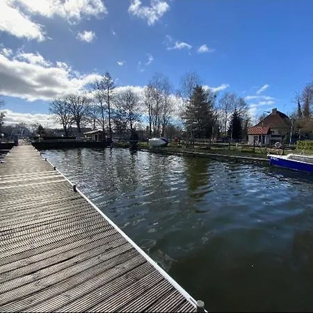 Båthotell Unique Water Tiny Hausboot Fuer 2 Personen *