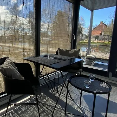 Båthotell Unique Water Tiny Hausboot Fuer 2 Personen *