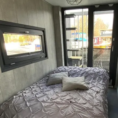 Unique Water Tiny Hausboot Fuer 2 Personen 보트호텔 *