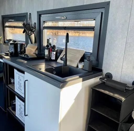 بوتيل Unique Water Tiny Hausboot Fuer 2 Personen تسيهدينك